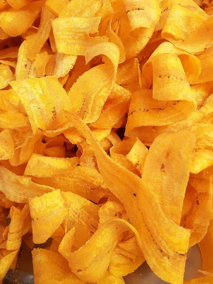 Chips de banane, fond neutre